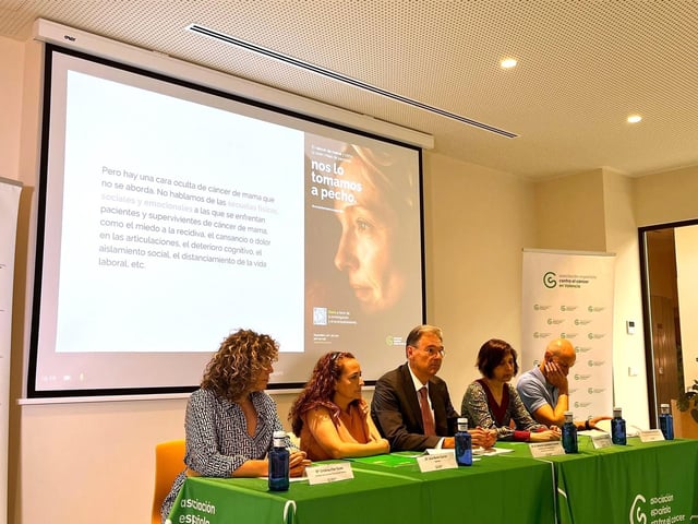 Presentación de la campaña "Nos lo tomamos a pecho" en la AECC València.