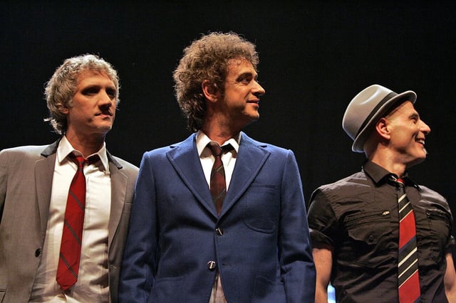 20 de septiembre de 2007. Charly Alberti, Gustavo Cerati y Zeta Bosio, los miembros originales de Soda Stereo, posan para una fotografía durante la conferencia de prensa en la que anunciaron la gira "Me verás volver", la última que hicieron juntos. (AP)