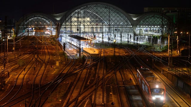 Zwei Syrer sollen am Dresdner Hauptbahnhof einen jungen Mann vergewaltigt haben.