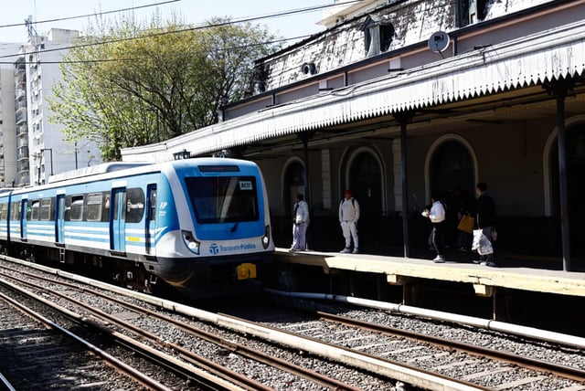 Los trenes andan a 30 km por hora como medida de fuerza gremial