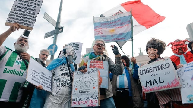Los jubilados marchan al Congreso contra el ajuste de Milei. 