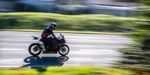 Deux motards ont voulu éviter un contrôle routier, l’un a percuté mortellement un homme à scooter.