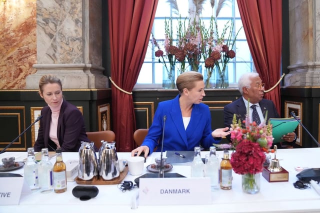 En la imagen: la primera ministra de Dinamarca, Mette Frederiksen, la vicepresidenta de la Comisión Europea y alta representante de la Unión Europea para Asuntos Exteriores y Política de Seguridad, Kaja Kallas, y el presidente del Consejo Europeo, Antonio Costa. Foto: Ida Marie Odgaard / Ritzau Scanpix / AFP