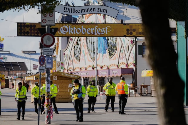 Personal de seguridad se encuentra en el área del Oktoberfest que permanece cerrada después de una amenaza de bomba