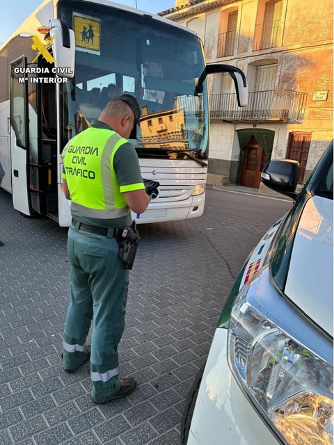 La Guardia Civil detecta a un conductor de transporte escolar con exceso de pasajeros y que conducía con droga
