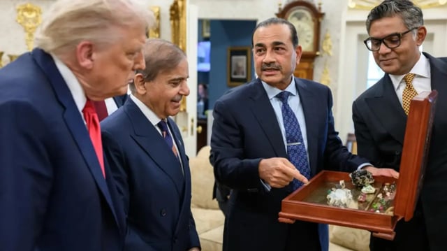 'Army Chief Or Luxury Store Manager?' Pakistan Senator Mocks Munir Over 'Briefcase of Minerals' For Trump