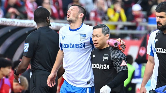 Hertha-Stürmer Dawid Kownacki hat sich schwer verletzt. Das tut auch Werder weh.