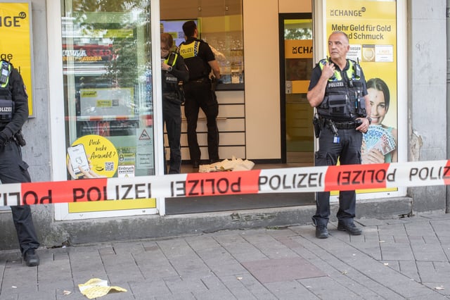 Polizisten am Tatort am Steindamm.