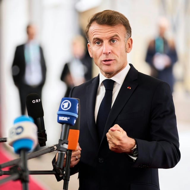 Kopenhagen: Der französische Präsident Emmanuel Macron sricht am Mittwoch am Rande des EU-Gipfels im dänischen Parlament im Schloss Christiansborg mit Medienvertretern.