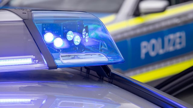 Ein Blaulicht ist auf dem Dach eines Polizeifahrzeugs zu sehen.