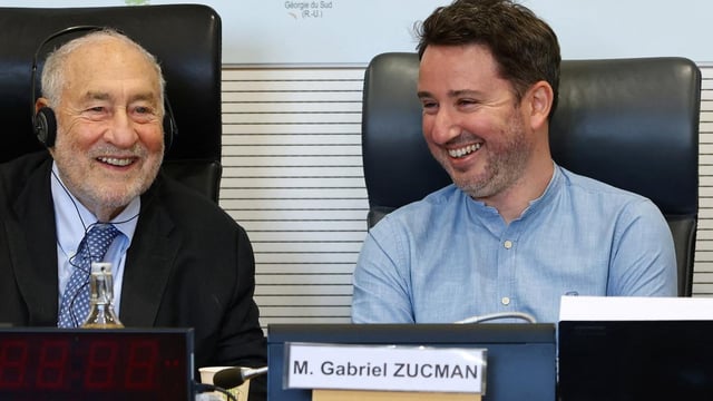 L’économiste lauréat du prix Nobel Joseph E. Stiglitz (à gauche) et l’économiste français Gabriel Zucman assistent, le 1er octobre, à un débat «Taxer la richesse des super-riches : pour la justice fiscale et l’efficacité économique», à l’invitation de la commission des finances de l’Assemblée nationale.