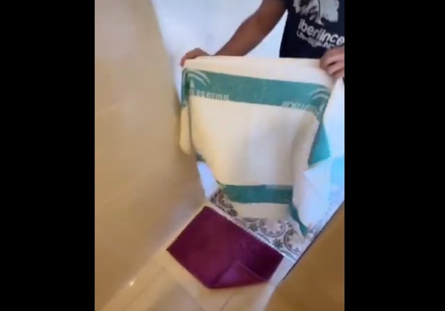 El influencer Jorge Amor porta la toalla con el logo de la Junta de Andalucía en un hotel de Marruecos