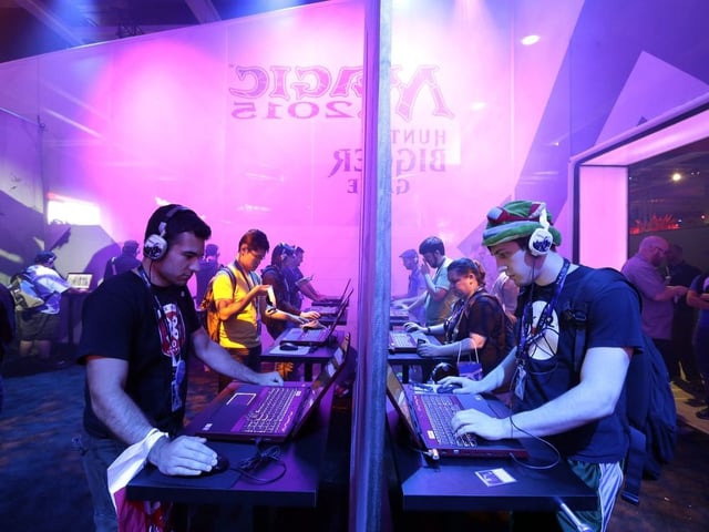 Wizards of the Coast ouvre un nouveau studio de jeux vidéo à Montréal, qui sera une plaque tournante pour les productions de la franchise Dongeons et Dragons. Une compétition de jeux vidéo organisée par Wizards of the Coast, le vendredi 29 août 2014.