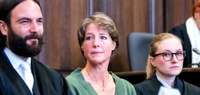 Christina Block im Landgericht zwischen ihren Anwälten Ingo Bott und Paula Wlodarek