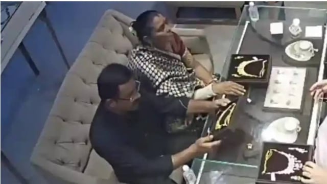 Couple Caught Stealing ₹6 Lakh Gold Necklace in Bulandshahar | Image: x