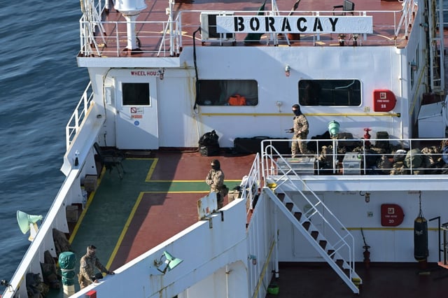Des soldats français à bord d'un pétrolier de la flotte fantôme russe, au large de Saint-Nazaire; le 1er octobre 2025