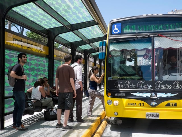 Casi 10.2 millones de personas viajan por día en transporte público en el AMBA.