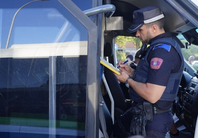 Un agente de Policía Municipal revisa el estado de un autobús escolar