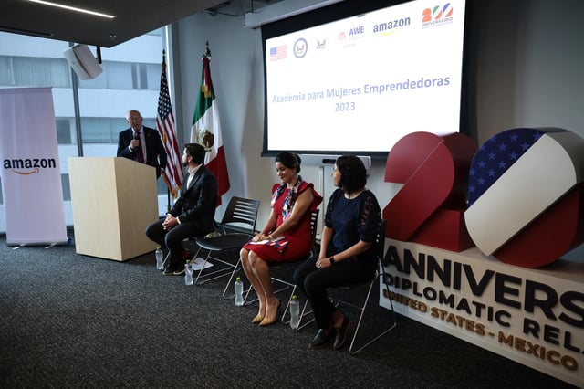 MEX5921. CIUDAD DE MÉXICO (MÉXICO), 24/05/2023.- El embajador de  Estados Unidos en México, Ken Salazar (i), el director de Políticas Públicas para Latinoamérica de Amazon, Reuben Smith-Vaughan (2i), la líder de Marketplace de Amazon, Renata Arvizu (d), y la diseñadora Sofía Suárez (2d) participan hoy, durante una rueda de prensa en Ciudad de México (México). La Embajada de Estados Unidos en México y la empresa Amazon presentaron este miércoles la convocatoria para la Academia para Mujeres Emprendedoras (AWE) 2023, que brinda capacitación, conocimiento, herramientas, alianzas y el acceso a los elementos necesarios para hacer crecer las empresas de las becarias. EFE/José Méndez