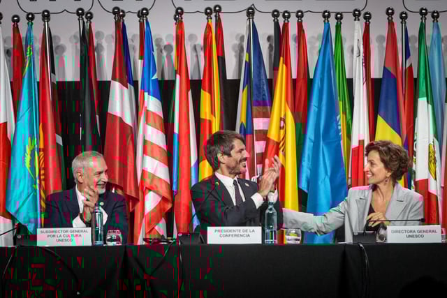 Ernesto Ottone, Ernest Urtasun y Audrey Azoulay, en la mesa presidencial del plenario de clausura de Mondiacult, este miércoles