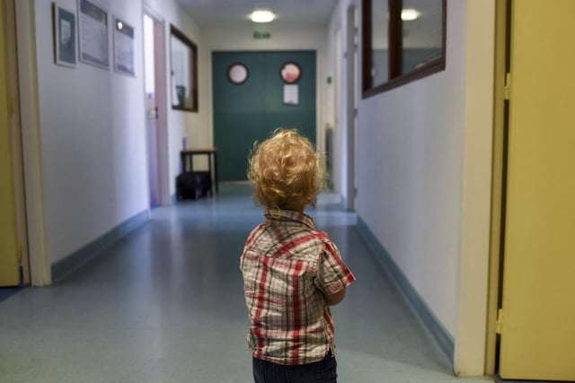 Plus de 1700 personnes en poste ont été identifiées comme ne devant pas travailler au contact d'enfants