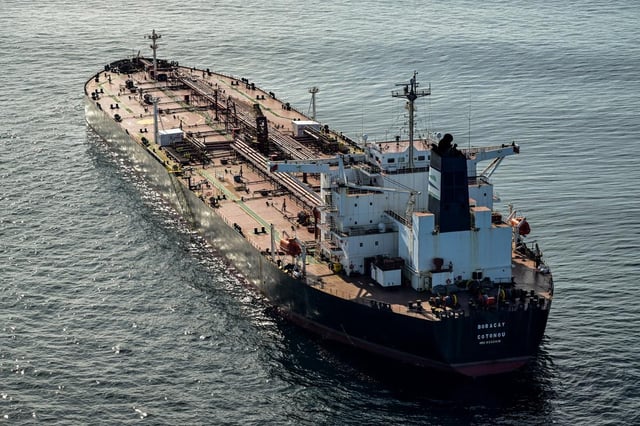 Cette photo aérienne prise le 1er octobre 2025 au large du port de Saint-Nazaire, dans l’ouest de la France, montre le pétrolier Boracay, de la flotte dite « fantôme » russe, soupçonné d’être impliqué dans des vols de drones au-dessus du Danemark.