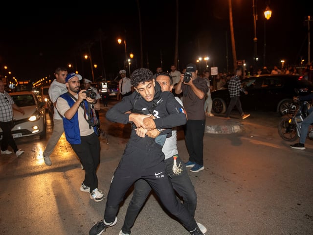 La policía detiene a un manifestante en Rabat. Foto: EFE