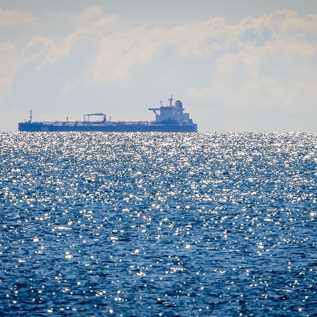 Un pétrolier de la flotte fantôme russe, ici au large de l'île allemande de Rügen, le 17 août 2025. Image d'illustration.