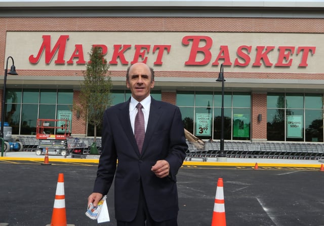 New Market Basket on Pawtucket Boulevard prepares to open on Friday, Oct. 9, 2020. Market Basket CEO Arthur T. Demoulas outside the store.  (Julia Malakie/Lowell Sun)