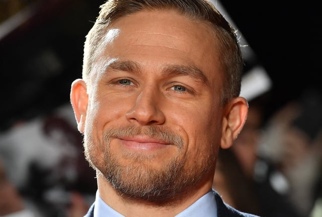 El actor inglés Charlie Hunnam asume el reto de interpretar a un asesino serial en "Monster: The Ed Gein Story" de Ryan Murphy e Ian Brennan (Foto: Ben Stansall / AFP)