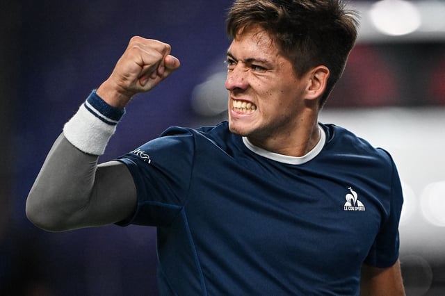 El festejo de Sebastián Báez durante su victoria ante el chino Zhizhen Zhang en Shanghai