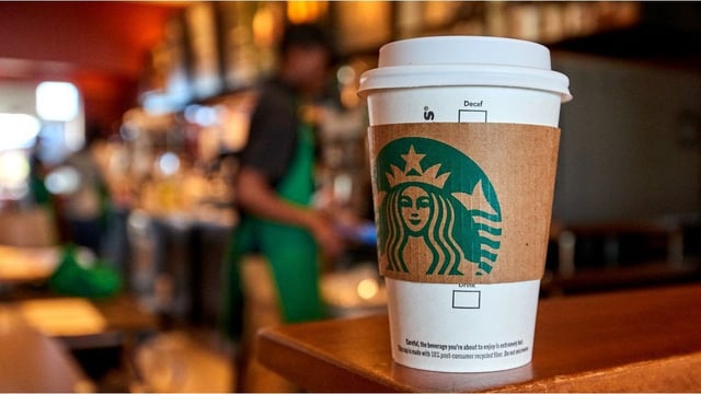 La cadena Starbucks ntenta reinventarse, ante los cambios de consumo post pandemia y debió cerrar cientos de locales.