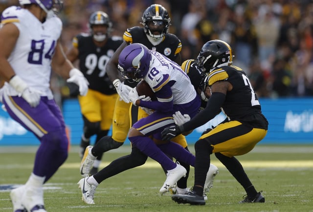 Football - NFL - Pittsburgh Steelers v Minnesota Vikings - Croke Park, Dublin, Ireland - September 28, 2025 Minnesota Vikings' Justin Jefferson in action with Pittsburgh Steelers' Chuck Clark REUTERS/Clodagh Kilcoyne/ File Photo