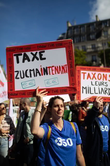 Lors de la marche pour la taxe Zucman, dimanche 28 septembre, à Paris.