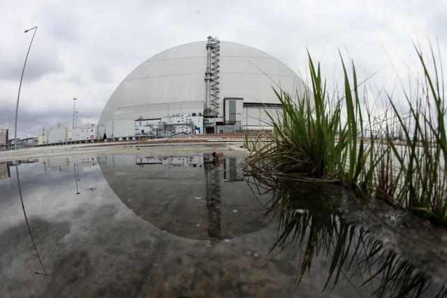 Vista general del nuevo refugio protector sobre los restos de la Unidad 4 del reactor nuclear hoy en la central nuclear de Chernóbil (Ucrania), en una imagen de archivo. Foto: EFE/ Oleg Petrasyuk