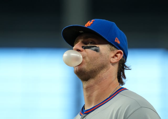 MIAMI, FLORIDA - SEPTEMBER 27: Pete Alonso #20 of the New York Mets walks back to the dugout after the final out of the seventh inning against the Miami Marlins at loanDepot park on September 27, 2025 in Miami, Florida. (Photo by Calvin Hernandez/Getty Images)