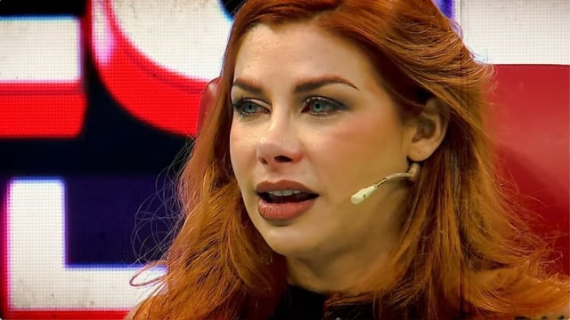 Xoana González en el sillón rojo de 'El valor de la verdad' con Beto Ortiz.