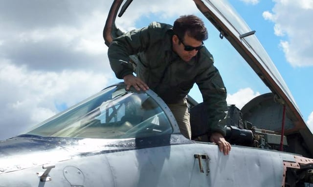 Alfredo "Fred" Machado, tomando posición en un Skyhawk A4Q restaurado, en una publicación de la empresa South Aviation en Facebook