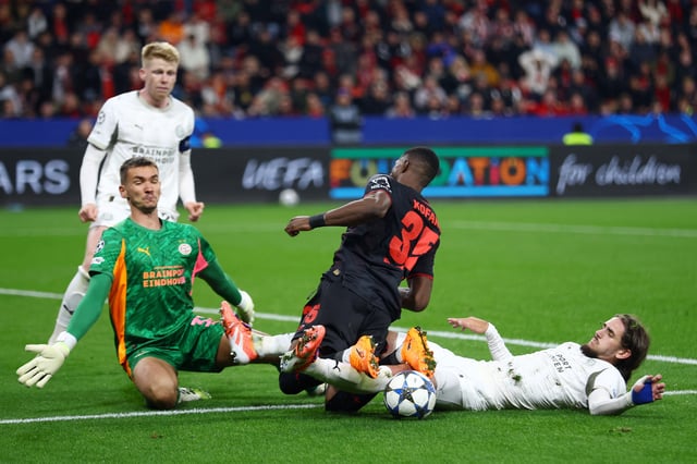 Soccer Football - UEFA Champions League - Bayer Leverkusen v PSV Eindhoven - BayArena, Leverkusen, Germany - October 1, 2025 Bayer Leverkusen's Christian Kofane in action with PSV Eindhoven's Yarek Gasiorowski REUTERS/Thilo Schmuelgen