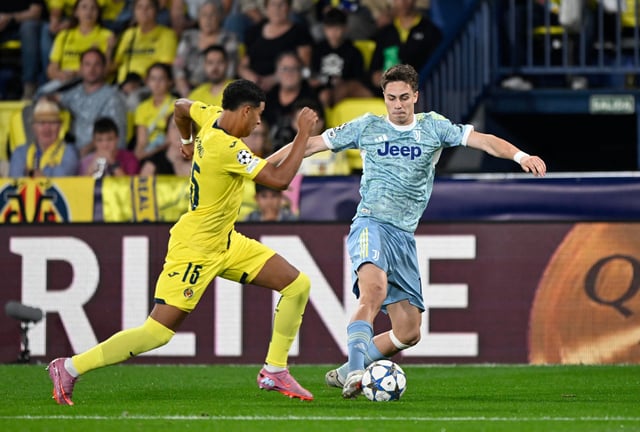 Soccer Football - UEFA Champions League - Villarreal v Juventus - Estadio de la Ceramica, Villarreal, Spain - October 1, 2025 Juventus' Kenan Yildiz in action with Villarreal's Santiago Mourino REUTERS/Pablo Morano