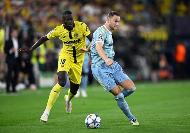 Soccer Football - UEFA Champions League - Villarreal v Juventus - Estadio de la Ceramica, Villarreal, Spain - October 1, 2025 Villarreal's Pape Gueye in action with Juventus' Teun Koopmeiners REUTERS/Pablo Morano