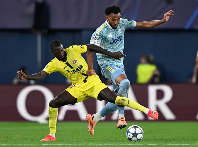 Soccer Football - UEFA Champions League - Villarreal v Juventus - Estadio de la Ceramica, Villarreal, Spain - October 1, 2025 Juventus' Lloyd Kelly in action with Villarreal's Nicolas Pepe REUTERS/Pablo Morano