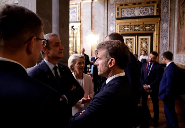 Le président français, Emmanuel Macron, le premier ministre grec, Kyriakos Mitsotakis, et la présidente de la Commission européenne, Ursula von der Leyen, lors du Conseil européen informel à Copenhague, le 1er octobre 2025.