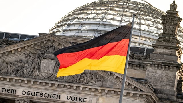 CSU fordert dauerhafte Beflaggung mit Schwarz-Rot-Gold statt nur an Feiertagen.