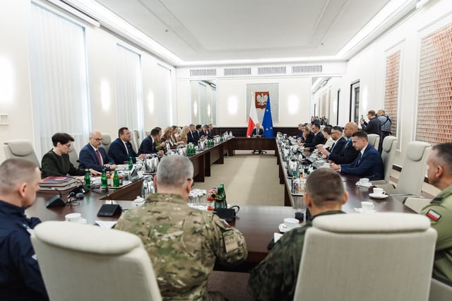 Esta imagen, publicada el 10 de septiembre de 2025 por la oficina del Primer Ministro polaco, muestra al primer ministro polaco, Donald Tusk, dirigiendo una reunión de emergencia en Varsovia tras la violación del espacio aéreo polaco por drones rusos