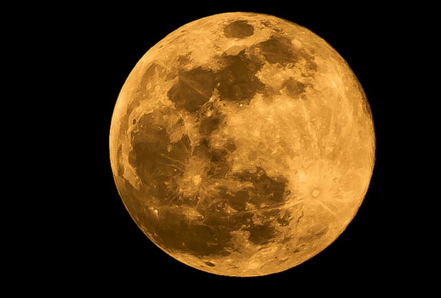 En solo unos días, un fenómeno astronómico cautivará al mundo: la superluna de la cosecha, la más grande y brillante del año. (Foto: Christian Bordoni/iStock)