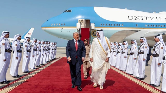 DOHA (Catar), 14/05/2025.- Fotografía difundida por la Agencia de Noticias de Catar que muestra al emir catarí, jeque Tamim bin Hamad al-Thani (derecha), dando la bienvenida al presidente de Estados Unidos, Donald Trump, a su llegada a Doha, Catar, el 14 de mayo de 2025. | Crédito: EFE/EPA/AGENCIA DE NOTICIAS DE CATAR.