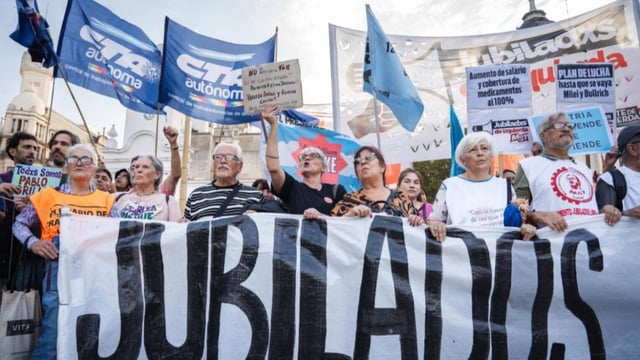 Los jubilados se movilizaron como cada miércoles para reclamar mejoras en sus haberes, mientras los efectivos dispersaban la marcha.