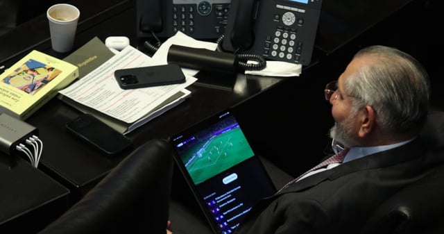 El Senador Adán Augusto observó el partido de la Champions League entre Barcelona y PDG, durante la comparecencia del secretario de Hacienda y Crédito Público, Edgar Abraham Amador Zamora, durante la Sesión Ordinaria en el Senado de la República. Foto: Graciela López, Cuartoscuro.