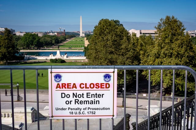 El jardín del Capitolio y el complejo de monumentos National Mall desde la terraza del Capitolio en el primer día del cierre de gobierno, el miércoles 1 de octubre de 2025, en Washington. (AP Foto/J. Scott Applewhite)